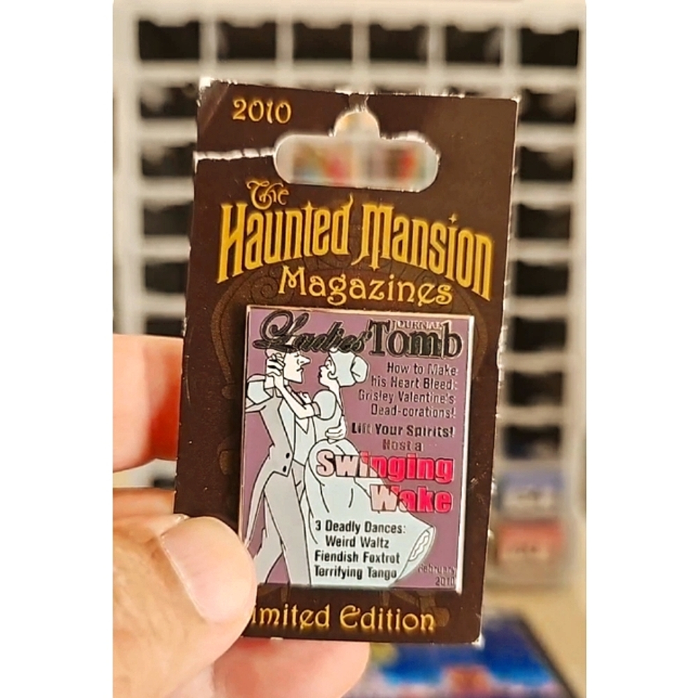 2010 DISNEY HAUNTED MANSION MAGAZINES LADYS TOMB SWINGING WAKE PIN